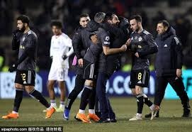 紧张到窒息！慢镜还原福克斯最后2秒撤步中投绝杀灰熊 湖人乐嗨了